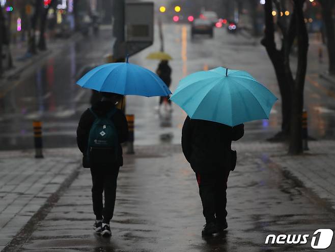 경남 김해시 대청동 한 거리에서 우산을 쓴 학생들이 발걸음을 옮기고 있다. /뉴스1 ⓒ News1 윤일지 기자