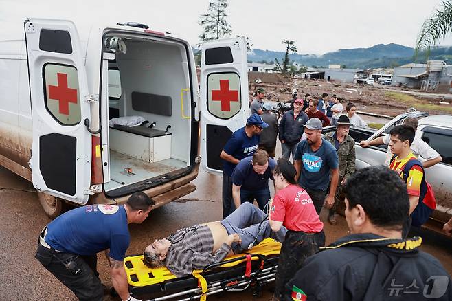 구급대원들이 부상을 입을 시민을 병원으로 이송하고 있다. ⓒ 로이터=뉴스1 ⓒ News1 박형기 기자