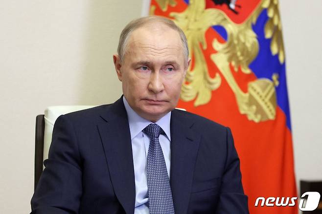 블라디미르 푸틴 러시아 대통령이 17일 (현지시간) 모스크바 외곽 노보 오가르요보 관저에서 화상으로 열린 각료 회의를 주재하고 있다. 2024. 4. 18 ⓒ AFP=뉴스1 ⓒ News1 우동명 기자
