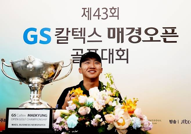 김홍택이 5일 남서울CC에서 열린 GS칼텍스 매경오픈에서 우승한 뒤 밝은 표정으로 기자회견하고 있다. 사진 | 대한골프협회