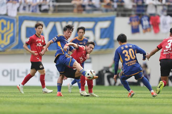 서울월드컵경기장/ K리그1/ FC서울 vs 울산HDFC/ 울산 고승범, 서울 박동진/ 경합/ 사진 정재훈