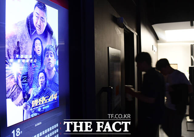 영화 '범죄도시4'가 800만 관객을 돌파한 가운데 6일 오후 서울의 한 영화관을 찾은 시민들이 '범죄도시4' 상영관에 들어서고 있다. /이새롬 기자
