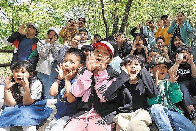 국내 재정착 1호 난민인 ‘카렌족’ 가족들이 어린이날을 맞아 경북 김천의 ‘국립김천치유의숲’을 찾았다. 지난 4일부터 1박 2일간 산림 치유 프로그램에 참여한 아이들이 신이 난 모습이다. 카렌족 250여 명은 2013년 난민법이 시행되면서, 유엔난민기구의 추천으로 2015년부터 차례로 입국해 국내에 정착 중이다. /신현종 기자