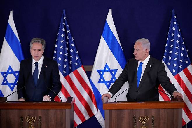 토니 블링컨 미국 국무장관(왼쪽)과 베냐민 네타냐후 이스라엘 총리가 작년 10월 12일 이스라엘 텔아비브에서 회담을 마친 후 언론을 상대로 성명을 발표하고 있는 모습. /로이터 연합뉴스