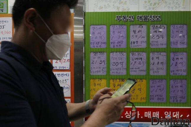 올해 1분기 서울 아파트 평균 월세액은 99만원으로 100만원 밑으로 내려왔다. 이는 지난해 4분기 평균 월세가 111만원인 것과 비교해 10.8% 하락한 것이다.ⓒ데일리안