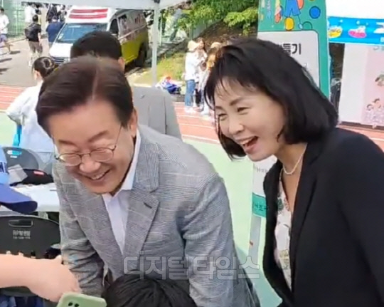 이재명(왼쪽) 더불어민주당 대표과 부인 김혜경씨. <유튜브 '이재명tv' 방송화면>