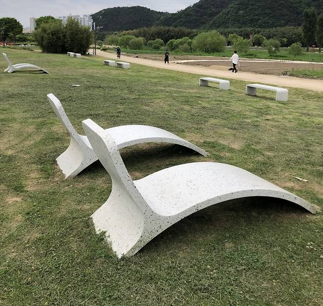 아람코 코리아가 울산시사회복지협의회 플라스틱 재활용 사업을 후원해 만들어진 일광욕용 선베드가 태화강 국가정원 잔디밭에 설치돼 있다. 누워보면 견고하면서도 편안한 느낌을 준다. 사진=최수상 기자