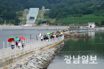 여수시는 ‘예술의 섬’ 장도를 찾는 관람객에 지난해 이어 올해도 우산을 무료로 대여한다.