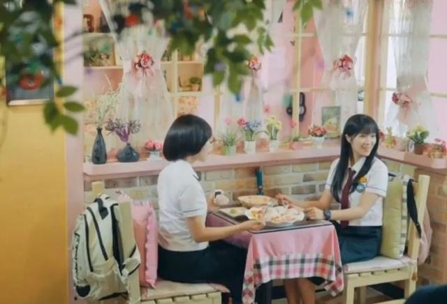 드라마 '선재 업고 튀어'에서 솔(김혜윤, 오른쪽)이 친구와 '캔모아'에서 팥빙수 등을 먹고 있다. 캔모아는 화려한 장식으로 2000년대 인기를 끌었던 카페다. tvN 방송 캡처