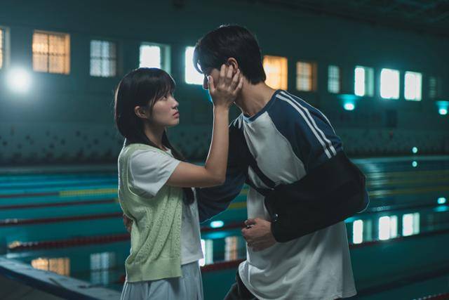 드라마 '선재 업고 튀어'에서 선재(변우석, 오른쪽)는 고교 시설 수영 선수로 활동하다 어깨를 다친다. 그 후 가수로 새 인생을 살지만 우울증으로 생을 마감한다. 선재가 수영 선수 출신이란 내용은 원작엔 없는 설정이다. tvN 제공