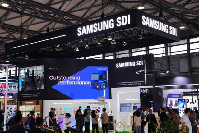 5일 중국 상하이에서 개최된 '차이나 사이클 쇼 2024'에서 삼성SDI의 전시 부스를 관람객들이 살펴보고 있다. 삼성SDI 제공