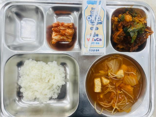 서울 서초구 한 중학교가 지난달 26일 공개한 급식 사진. 이날 메뉴는 밥과 찌개, 김치, 순대야채볶음과 음료가 전부였다. A중학교 홈페이지