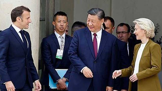 에마뉘엘 마크롱 프랑스 대통령과 시진핑 중국 국가주석, 우르줄라 폰데어라이엔 EU 집행위원장 [사진 제공: 연합뉴스]