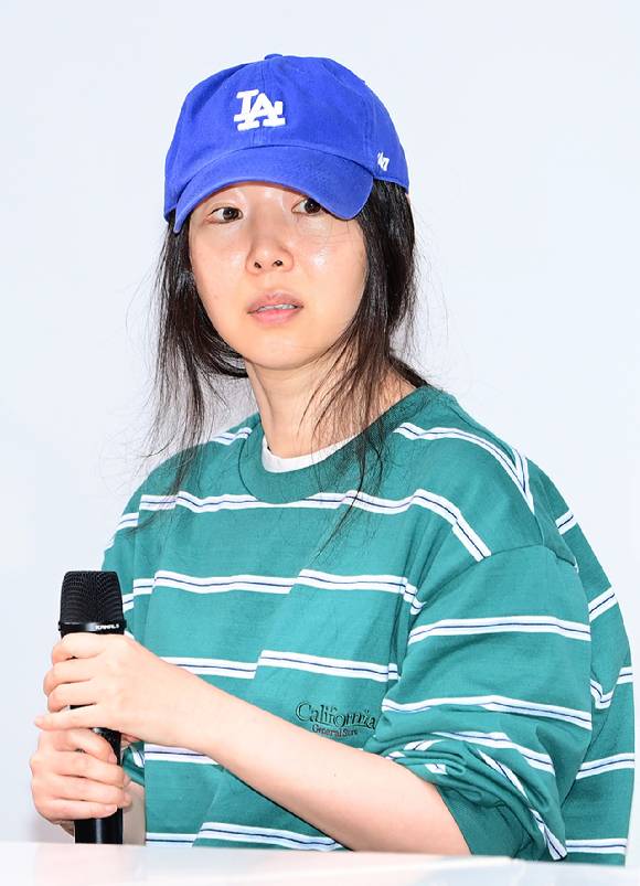 하이브와 갈등 중인 민희진 어도어 대표가 25일 오후 서울 강남구 한국컨퍼런스센터에서 긴급 기자회견을 갖고 있다. [사진=정소희 기자]