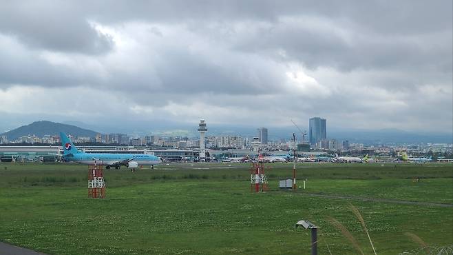 오늘(6일) 오전 제주국제공항에서 운항 중인 항공기 (사진, 이효형 기자)