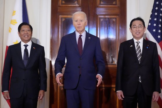 4월 11일 미국 백악관에서 열린 미국·일본·필리핀 3국 정상회의에서 페르디난드 마르코스 필리핀 대통령과 조 바이든 미국 대통령, 기시다 후미오 일본 총리(왼쪽부터)가 취재진 앞에서 발언하고 있다. AP=연합뉴스