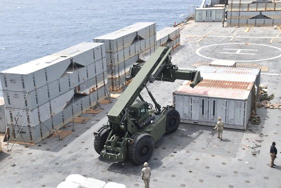 미 해군이 가자 지구에 인도적 지원을 제공하기 위해 임시 부두를 건설하고 있다. 로이터=연합뉴스