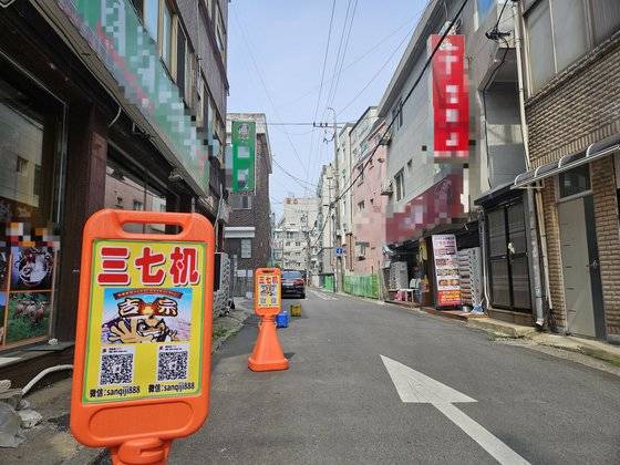 지난달 30일, 경기 부천시 심곡본동 먹자골목에 삼칠기를 홍보하는 주차표지판이 늘어서 있다. 상인들은 "표지판을 누가 갖다 놓았는지 모르겠다"며 영문을 모르겠다는 반응을 보였다. 이영근 기자