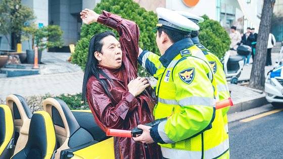 지난달 24일 개봉한 영화 '범죄도시4'(감독 허명행)는 괴물형사 ‘마석도’(마동석)가 대규모 온라인 불법 도박 조직 범죄를 소탕하는 작전을 그렸다. 1편부터 출연한 조선족 장이수(박지환, 사진 왼쪽)가 수사를 돕는 또 다른 주역으로 활약했다. 사진 에이비오엔터테인먼트, 플러스엠 엔터테인먼트