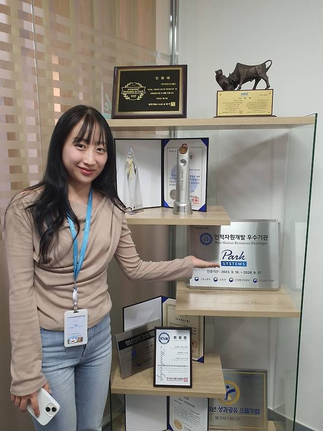 김지현 대리가 인적자원개발 우수기관 인증 등을 보여주고 있다. 수원=윤현주 기자