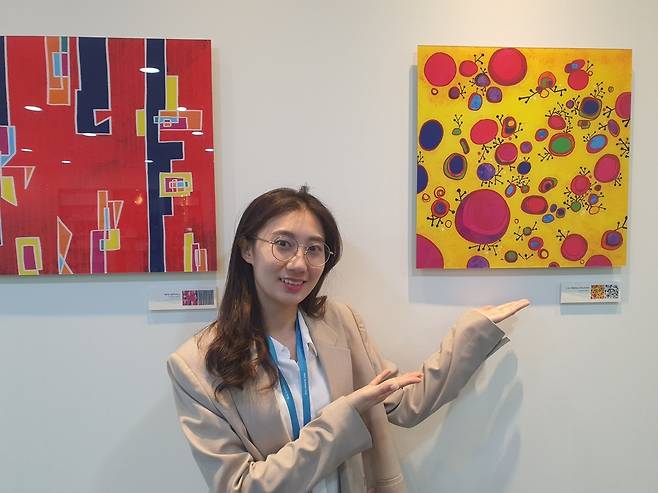 김예진 사원이 원자현미경 측정 이미지를 그림으로 표현한 작품을 소개하고 있다. 수원=윤현주 기자