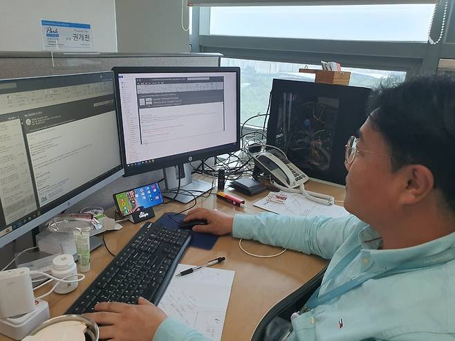 권개천 부장이 구매 관련 업무 내용을 확인하고 있다. 수원=윤현주 기자