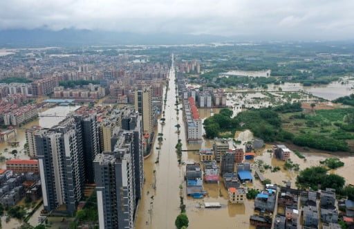 전 세계가 기록적 폭우로 몸살을 앓고 있다.  중국 광동성 칭위안시가 홍수에 잠겼다/연합뉴스