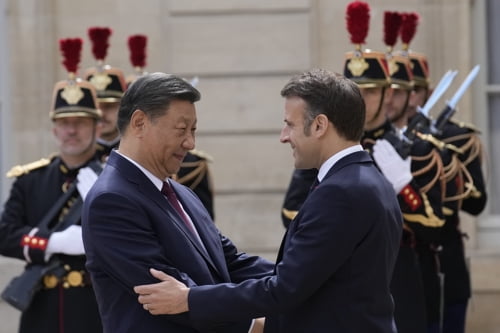 6일(현지시간) 시진핑 중국 국가주석과 에마뉘엘 마크롱 프랑스 대통령이 엘리제궁 앞에서 악수하고 있다. 사진=연합뉴스