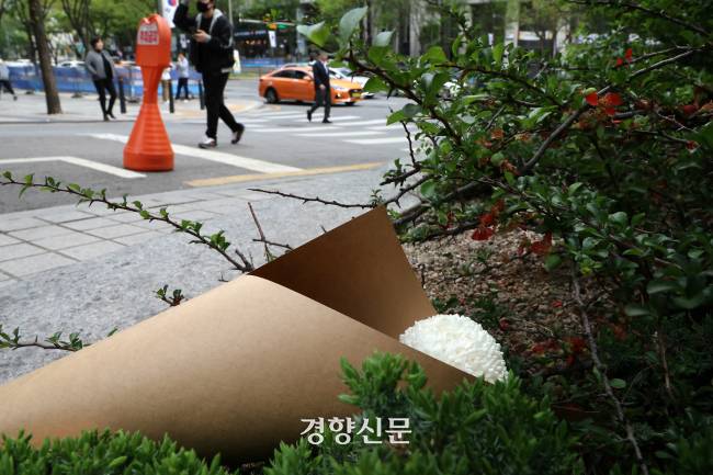 지난해 4월 17일 온라인커뮤니티 디시인사이드 ‘우울증 갤러리’에서 활동하던 10대 여학생이 사회관계망서비스(SNS)로 생중계하며 사망한 현장 인근에 국화 한 송이가 놓여 있다. 조태형 기자