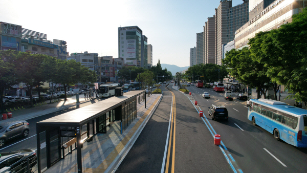 이르면 이번 주 임시 개통하는 경남 창원시 원리대로 S-BRT(고급 간선급행버스체계) 1단계 구간. 창원시 제공