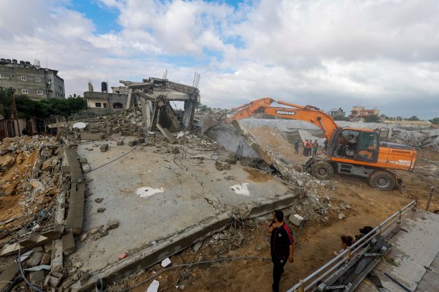 6일(현지시간) 가자지구 남부 도시 라파에서 사상자 수색 작업이 진행되고 있다. 이스라엘은 전날 하마스의 로켓공격에 대한 보복으로 라파 주택지구 등에 대한 공습을 감행했다. 로이터연합뉴스