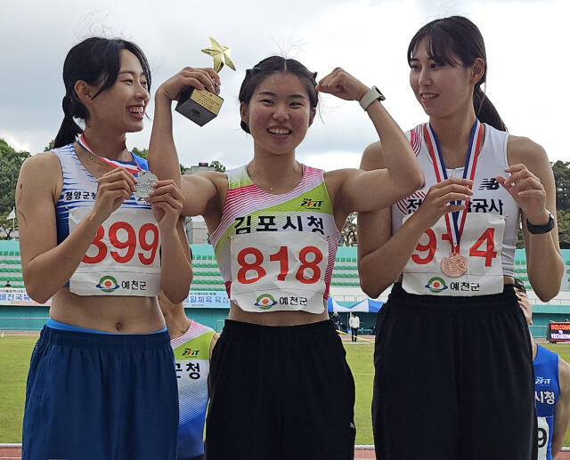 제52회 KBS배 육상경기대회 여자 일반부 400m허들서 우승한 김초은(가운데)이 시상대에서 기뻐하고 있다.김포시청 제공