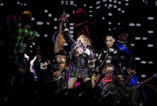브라질 리우데자네이루에서 공연하는 '팝의 여왕' 마돈나.  로이터연합뉴스