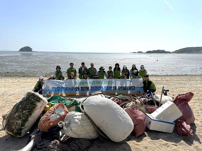 지난 3일 쓰레기 수거 활동을 펼친 허성 대표이사 등 코오롱ENP 임직원들이 환경 정화 활동 후 기념촬영을 하고 있다.  코오롱ENP
