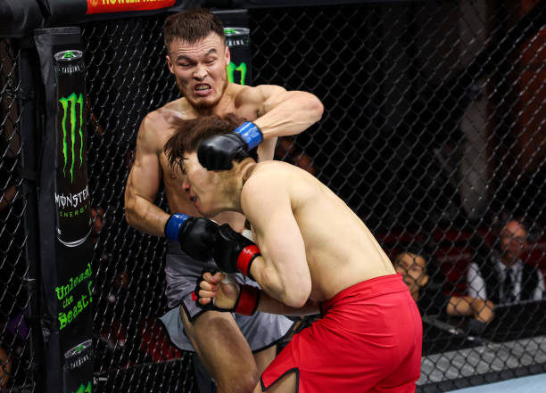 바하터보레이 바터보라티(왼쪽), 기원빈 Road to UFC 시즌2 라이트급 준준결승. 사진=TKO