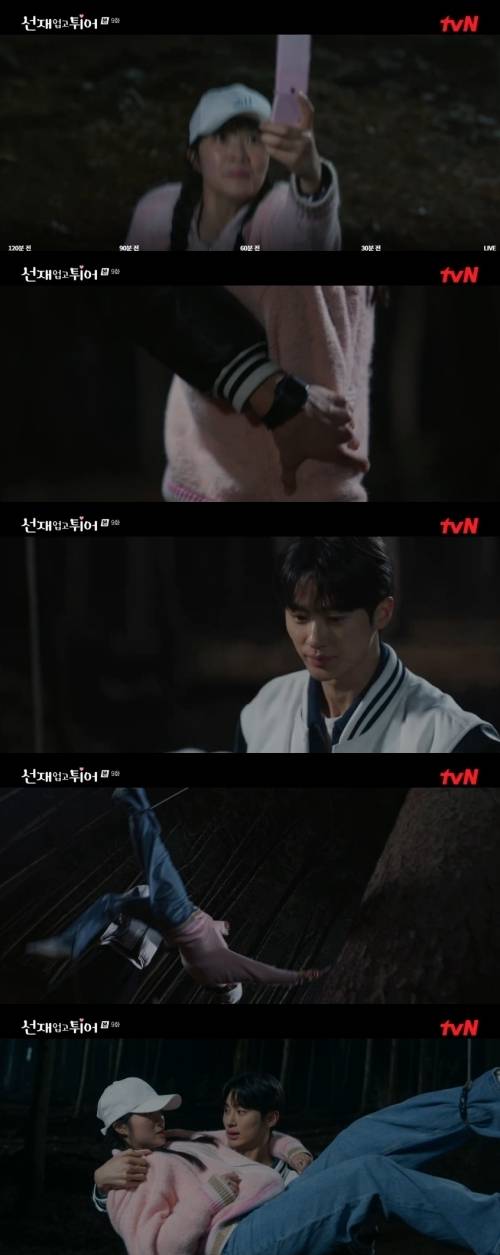 임솔은 무작정 전기충격기를 들이댔고 이를 맞은 류선재는 잠시 기절했다. 사진=tvN ‘선재 업고 튀어’ 캡처