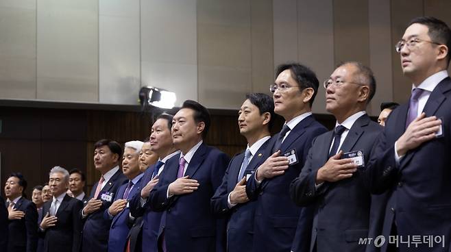 (서울=뉴스1) 안은나 기자 = 윤석열 대통령이 20일 오후 서울 여의도 63컨벤션센터에서 열린 제51회 상공의 날 기념식에 참석해 국기에 대한 경례를 하고 있다.  앞줄 오른쪽부터 구광모 LG 회장, 정의선 현대차그룹 회장, 이재용 삼성전자 회장, 안덕근 산업통상자원부 장관, 윤 대통령, 최태원 대한상공회의소 회장, 양재생 부산상의 회장, 김정태 전주상의 회장, 최재호 창원상의 회장. (대통령실 제공) 2024.3.20/뉴스1  Copyright (C) 뉴스1. All rights reserved. 무단 전재 및 재배포, /사진=(서울=뉴스1) 안은나 기자