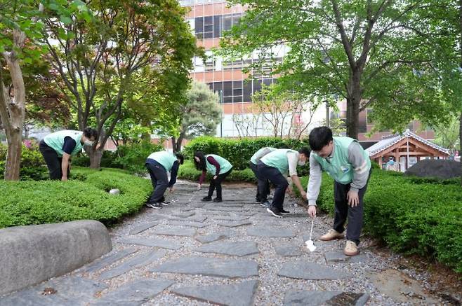 교보생명 임직원들이 플로깅 활동을 통해 ESG경영을 실천하고 있다. 사진은 서울 부암동 일대에서 봉사활동을 펼치는 교보생명 임직원들 모습./사진=교보생명
