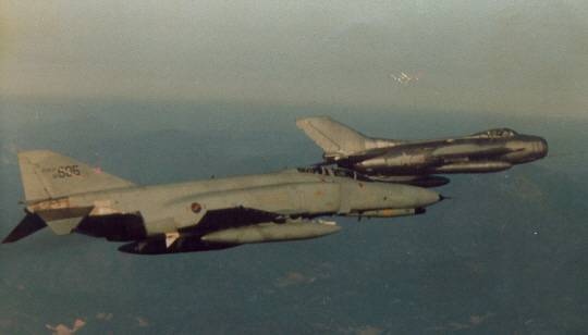 중국에서 귀순한 J(젠)-6 (위쪽)전투기와 비행중인 F-4E 팬텀(아래쪽) 전투기. 공군 제공