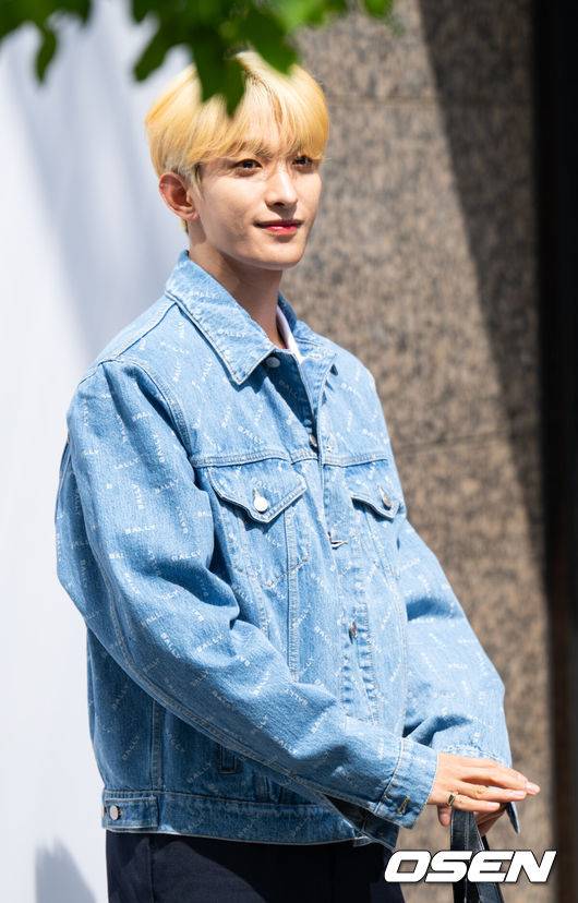 [OSEN=김성락 기자] 19일 오전 경기 성남시 현대백화점 판교점에서 한 스위스 럭셔리 브랜드의 2024년 봄, 여름 컬렉션 포토월 행사가 열렸다. 이날 행사에는 브랜드의 글로벌 앰버서더 세븐틴 도겸이 참석했다.세븐틴 도겸이 포토타임을 갖고 있다. 2024.04.19 / ksl0919@osen.co.kr