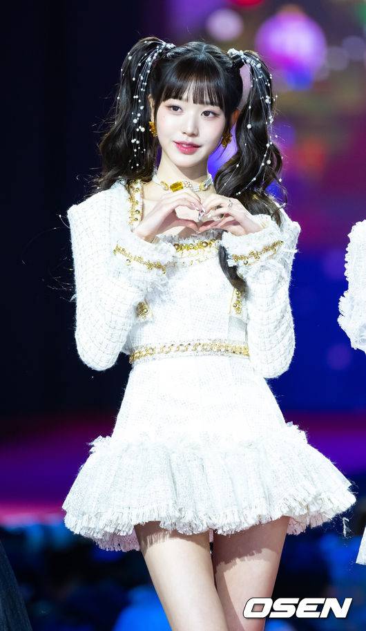 [OSEN=인천, 민경훈 기자] 25일 오후 인천 중구 영종도 인스파이어 엔터테인먼트 리조트 2023 SBS 가요대전 레드카펫 포토월 행사가 열렸다.아이브 장원영이 입장하며 포즈를 취하고 있다. 2023.12.25 / rumi@osen.co.kr