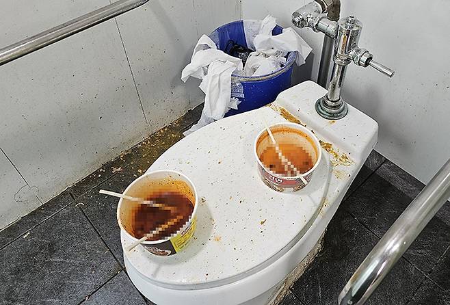 5일 오전 서울 여의도 한강공원 한 화장실에는 무단 투기한 음식물 쓰레기들이 어지럽게 널브러져 있다. 사진=김경호 기자