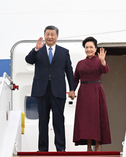 5일(현지시간) 시진핑 중국 국가주석이 부인 펑리위안 여사와 함께 파리 오를리 공항에 도착해 손을 흔들고 있다. AFP연합뉴스