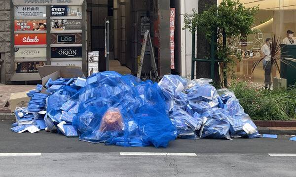 지난 1일 일본 도쿄도 시부야 길거리에 케이팝 아이돌 그룹 세븐틴의 새 앨범 '17 IS RIGHT HERE'가 대량으로 버려져 있다. 일본 네티즌은 해당 게시물에 "K팝 팬덤에선 익숙한 장면"이라고 적었다. X(옛 트위터) 캡처
