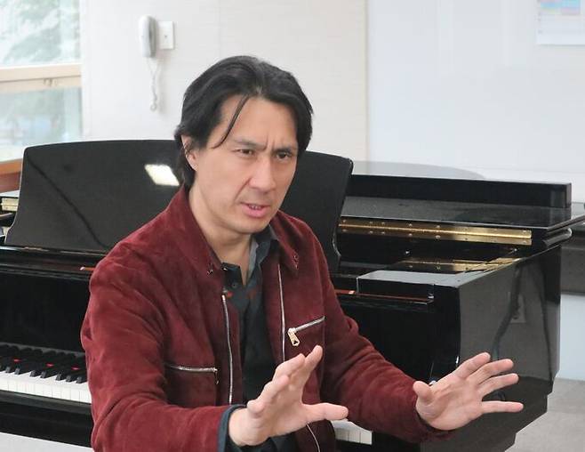 지난달 30일 서울 인사동 한 호텔 연습실에서 만난 피아니스트 주형기가 자신의 음악세계등에 대해 설명하고 있다. 서울스프링실내악축제 제공