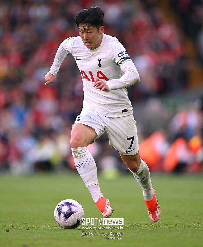 ▲ 토트넘은 6일(한국시간) 영국 리버풀의 안필드에서 열린 2023-24시즌 잉글랜드 프리미어리그 36라운드 원정 경기에서 리버풀에 2-4로 졌다. 지난 뉴캐슬 유나이티드전부터 아스널, 첼시에 이어 리버풀전도 무릎을 꿇었다. 토트넘이 4연패에 빠진 건 2004년 이후 20년 만이다. 시즌 초반 리그 1위를 달린 그 기세가 없어지고 말았다.