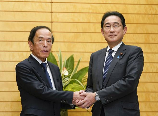기시다 후미오 일본 총리와 우에다 가즈오 일본은행 총재가 지난해 4월 총리 관저에서 만나 악수를 나누고 있다. (사진=AFP)