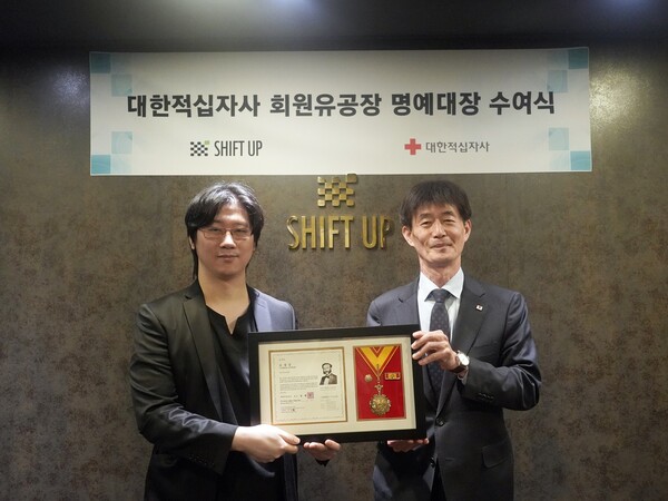 시프트업 김형태 대표(왼쪽)가 '대한적십자사 회원유공장 전수식'에서 '명예대장'을 받았다.