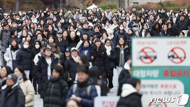 지난해 11월26일 2024학년도 수시모집 논술고사가 열린 서울 서대문구의 한 대학이 고사장을 나서는 수험생들과 학부모들로 붐비고 있다. /뉴스1 ⓒ News1 김민지 기자