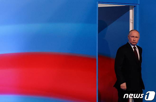 블라디미르 푸틴 러시아 대통령이 17일(현지시간) 대선 승리 후 자신의 선거운동본부 건물에서 기자회견을 열고 있다. 2024.3.17 ⓒ 로이터=뉴스1 ⓒ News1 강민경 기자